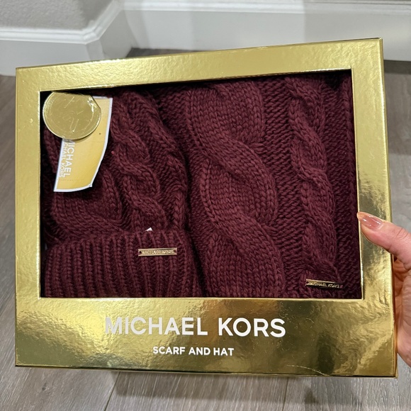 New✨Michael Kors Burgundy Scarf and Hat Set Brand New in Gift Box ✨ - Picture 1 of 4